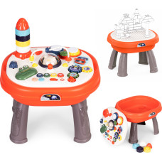Bērnu rotaļu galds ar dažādām kustīgām detaļām un pogām.
